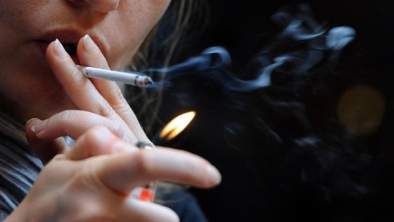 Tumori: 93 mila decessi l'anno per fumo, boom di fumatrici al Sud 