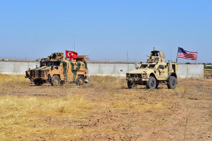 La Turchia pronta a entrare nella Siria del Nord: via libera degli Usa