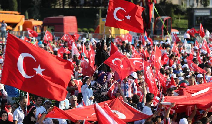 Milioni in strada in Turchia, Erdogan parla alla folla