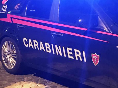Un uomo con disturbi mentali picchia la madre a sangue a Napoli