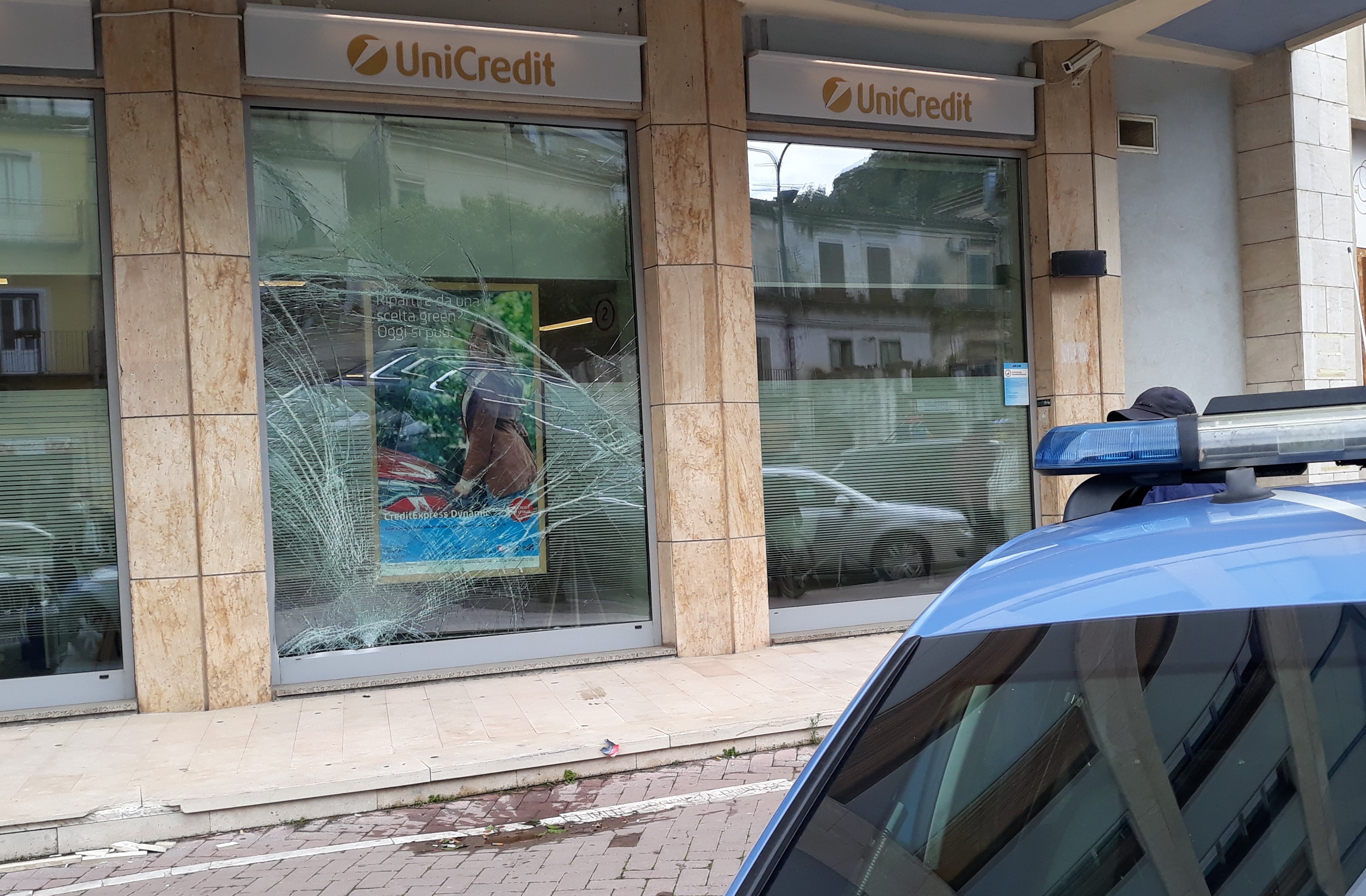 Modica, auto si schianta su vetrata dell'Unicredit: scatta allarme rapina