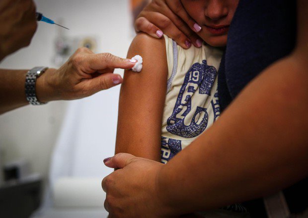 Vaccini, la maggioranza ci ripensa: obbligo a scuola