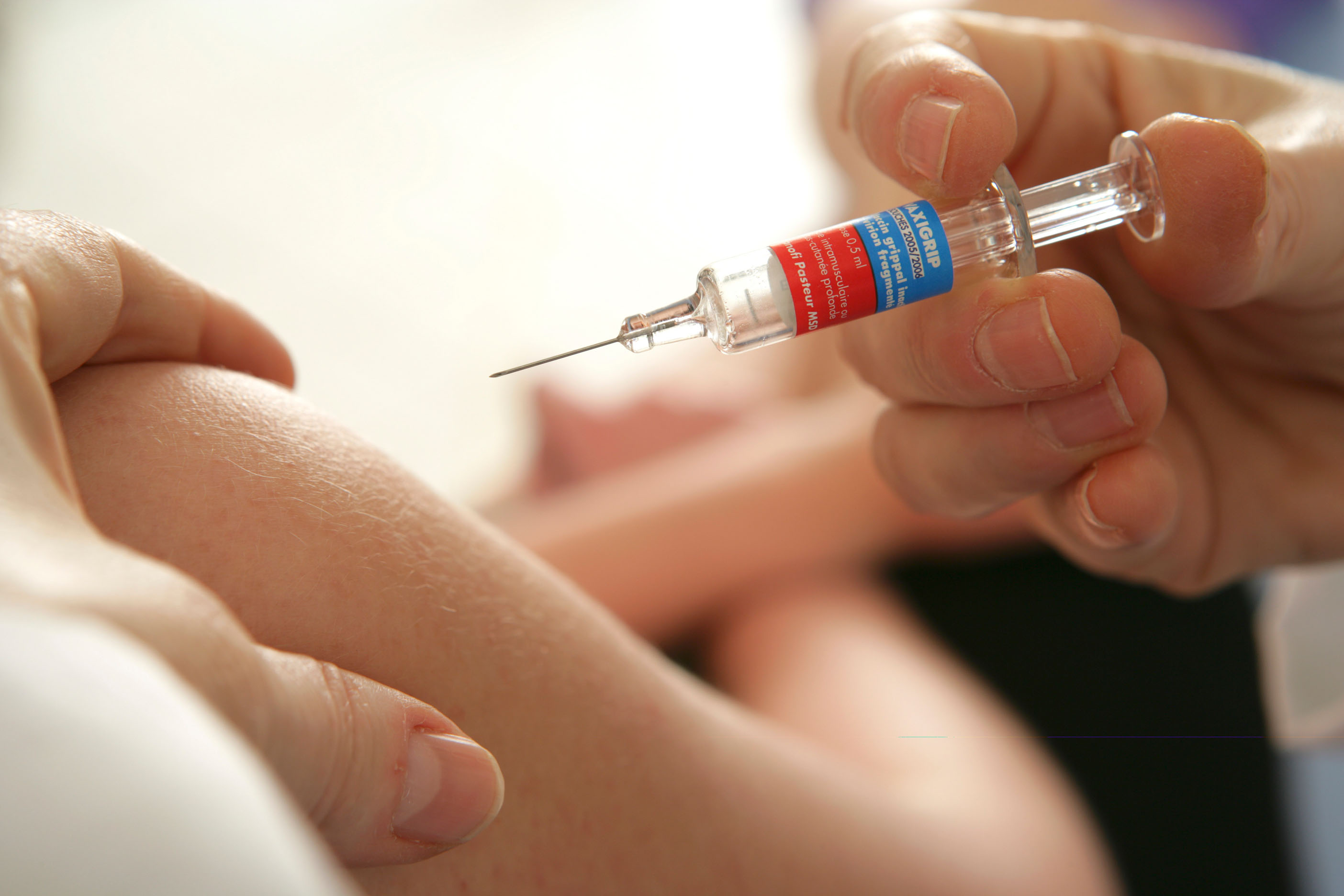 "Mio figlio sta male per il vaccino", tenta di uccidere un medico a Cosenza
