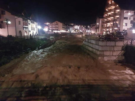 Bomba d'acqua in Val di Fassa: evacuate un centinaio di persone
