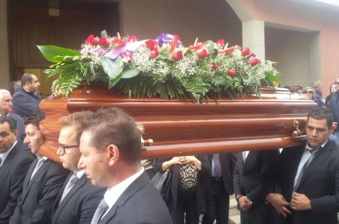 Funerali a Palagonia di Valentina morta dopo l'aborto di due gemellini