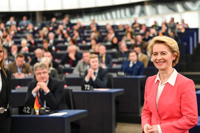 Il Parlamento europeo dice sì alla Commissione: Von der Leyen incassa 423 voti