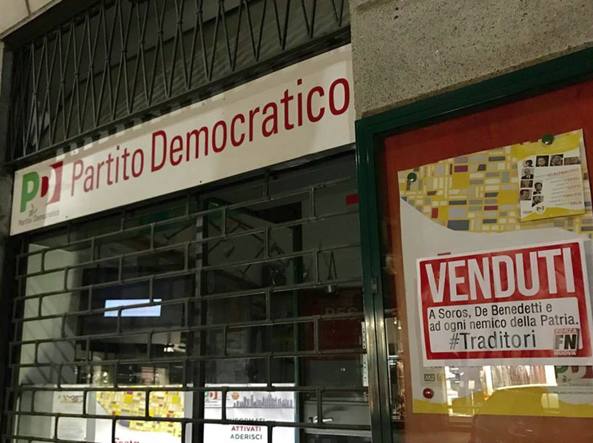 Palermo, sull'ingresso del Pd un cartello di Forza Nuova: "Venduti"