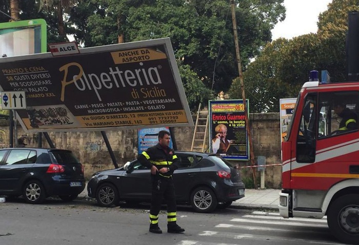 Sicilia sotto scirocco, alberi e cartelloni abbattuti a Palermo