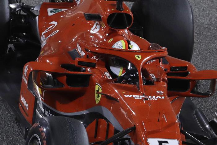 Formula 1, la Ferrari di Vettel vince il Gran Premio del Bahrain: caos ai box
