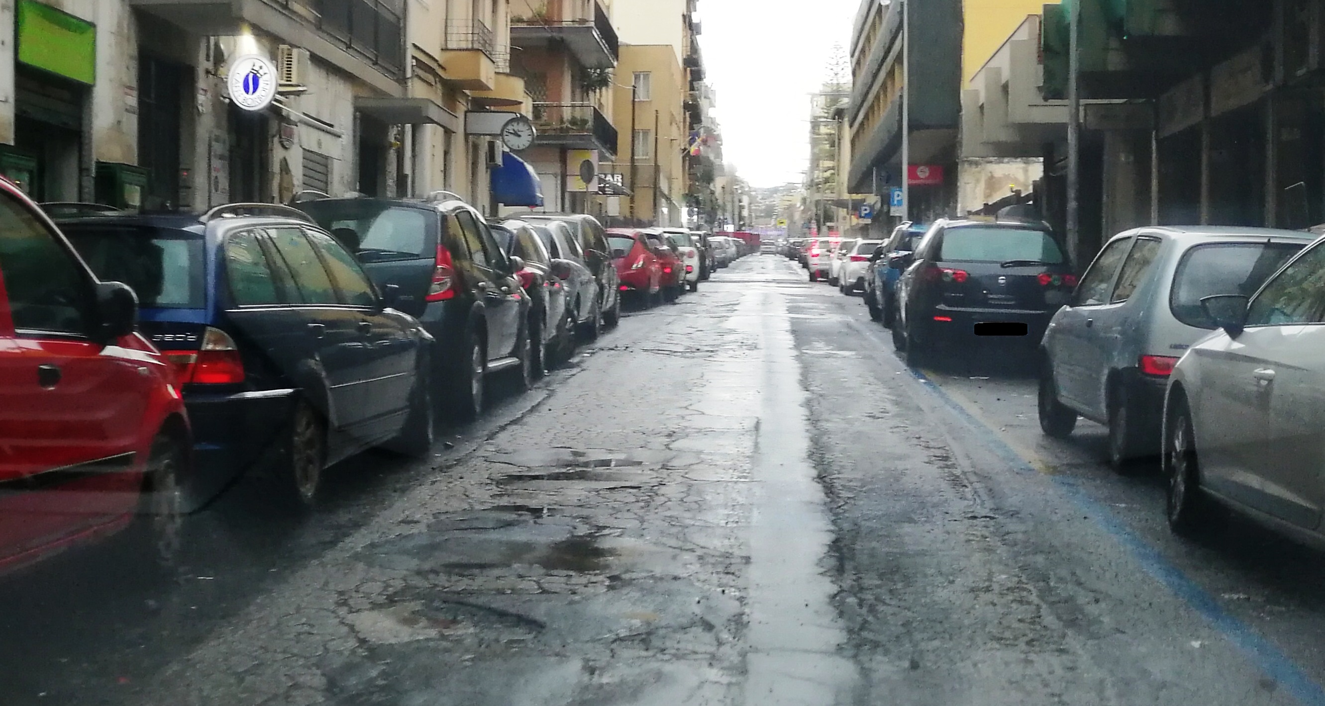 Via Duca degli Abruzzi a Catania, strada groviera: protesta dei residenti