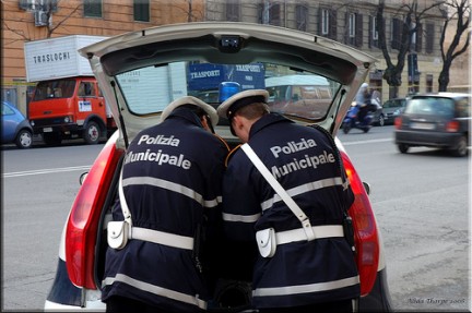 Palermo, gli sequestra lo scooter: ventenne aggredisce il vigile urbano