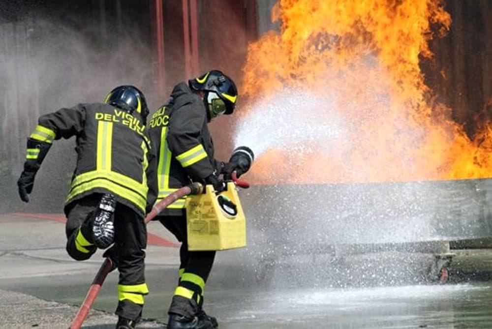 Incendi: rogo in un deposito di rifiuti nel Salernitano, ipotesi dolo