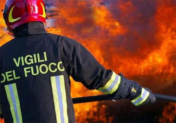 Roulotte in fiamme a Fiumicino, salvata una donna