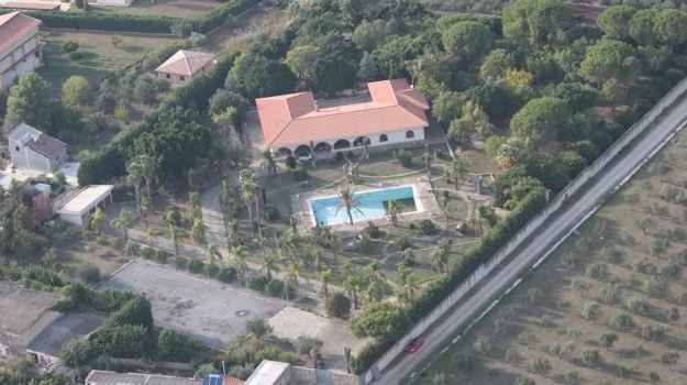 Mafia, confiscata  una villa con piscina a un imprenditore di Partinico