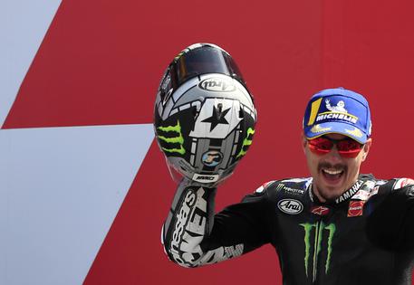 MotoGp, in Olanda vince  lo spagnolo Vinales: Valentino Rossi cade e si ritira