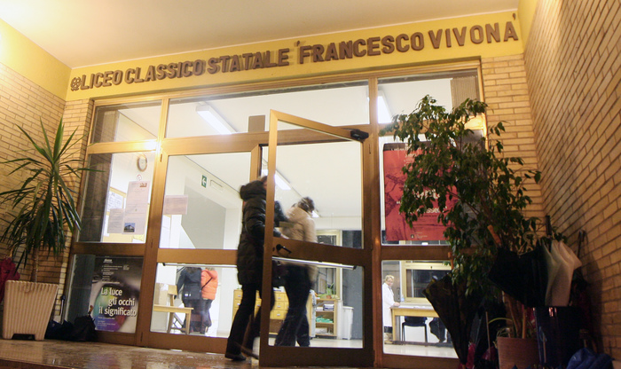Prof precipita da una finestra del liceo Classico Vivona a Roma