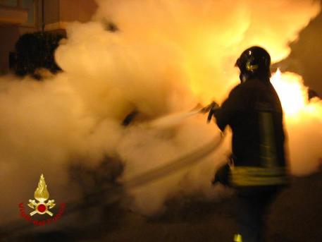 Cagliari, raid incendiario nella notte in un cantiere edile: indagini