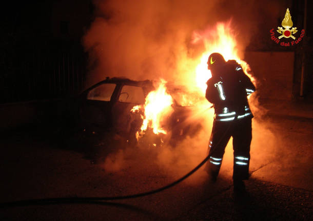 In fiamme l'auto di una donna a Siracusa, interviene la polizia