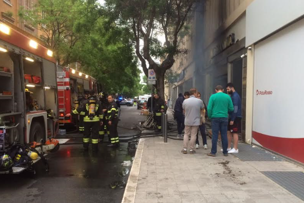 Incendi, in fiamme un palazzo a Foggia: evacuate famiglie