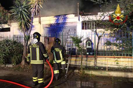 Incendi, in fiamme un capannone a Crotone: danni ingenti