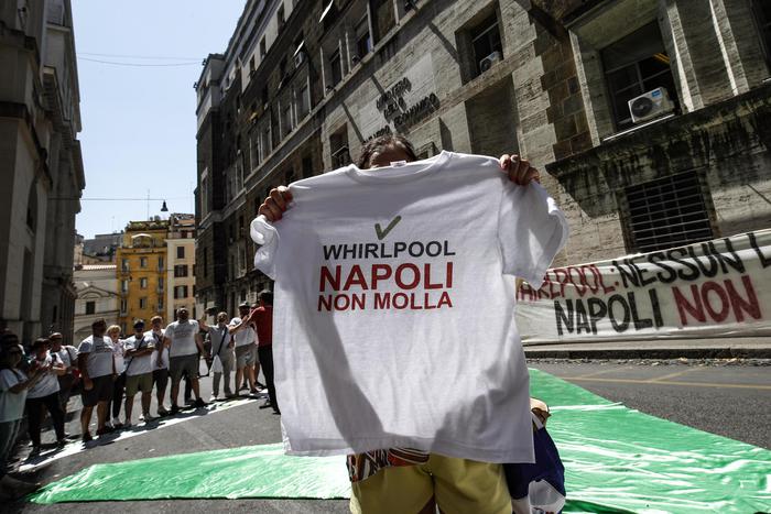 Vertenza Whirlpool, l'azienda annuncia la cessione della sede di Napoli