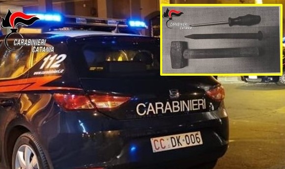 Catania, carabinieri: due arresti e una denuncia per furto e danneggiamento