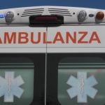 Napoli, dirotta l'ambulanza e minaccia l'equipaggio: 25enne denunciato
