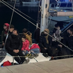 Sbarcati a Roccella Ionica un centinaio di migranti con una barca a vela