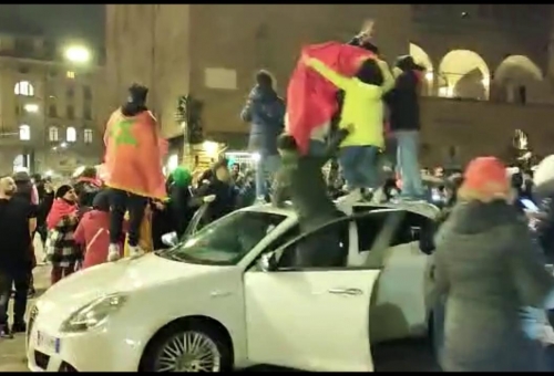 Folla festante a Torino per festeggiare il successo del Marocco