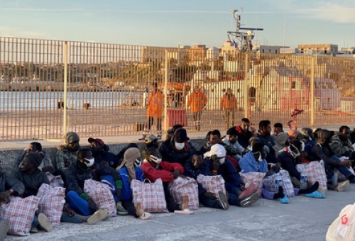 Lampedusa, al via il trasferimento dei migranti: in 1.425 all'hotspot
