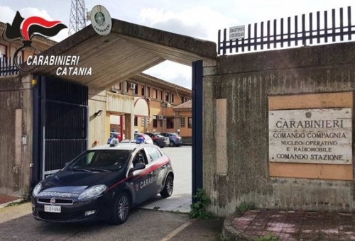Ubriaco aggredisce anziani genitori: 50enne arrestato a Gravina di Catania