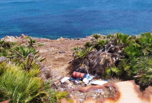 Capo Passero, lancio di sacchi coi rifiuti deturpano il litorale (LE FOTO)