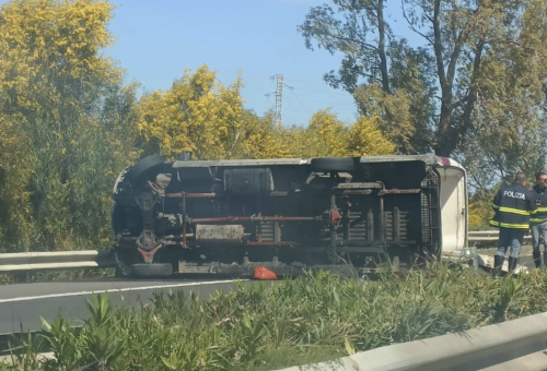Incidente sull'autostrada Siracusa - Catania, un camion cappotta