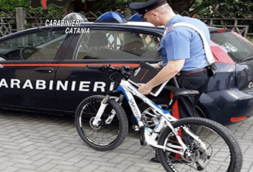 Ruba la batteria di una bici elettrica, scoperto e arrestato a Catania