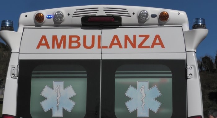 Napoli, dirotta l'ambulanza e minaccia l'equipaggio: 25enne denunciato