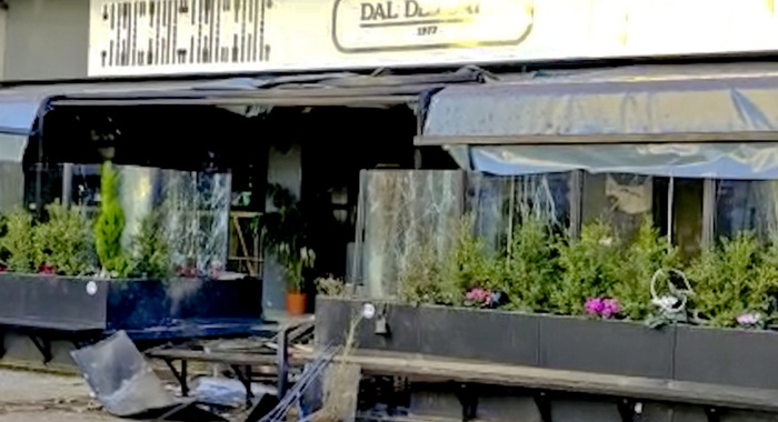 Bomba carta fatta esplodere davanti ristorante di Napoli