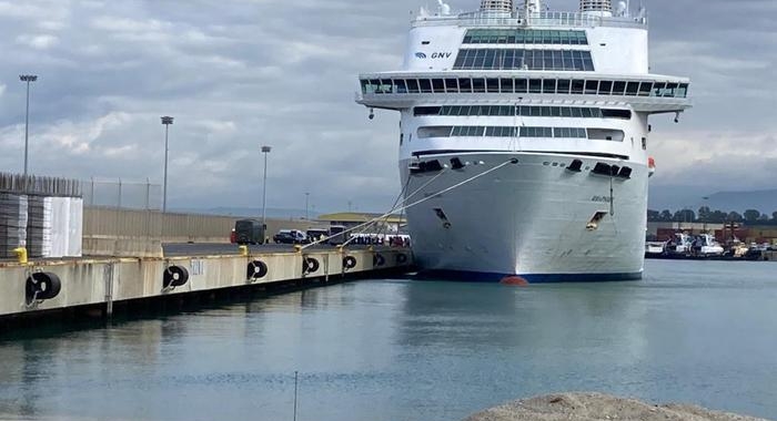 Covid, nave quarantena a Gioia Tauro con 159 migranti a bordo
