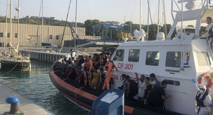 Novantacinque migranti sbarcano a Roccella Ionica in barca a vela