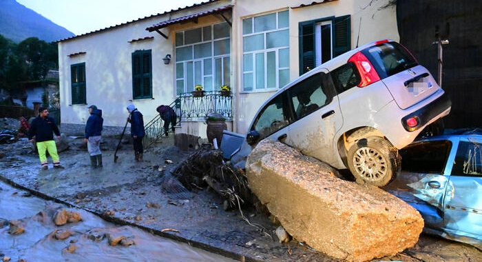 Frana a Casamicciola a Ischia, si scava nel fango: una vittima e 12 dispersi