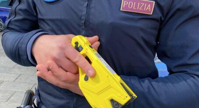Occupa appartamento e aggredisce agenti: fermato col taser a Reggio Calabria