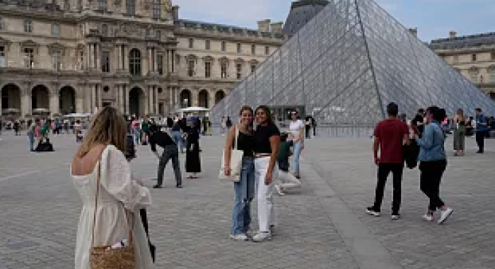 Turismo, per il ponte dell'8 dicembre mete preferite Parigi, Milano e Londra