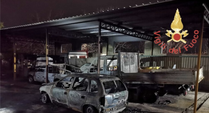 Cinque automezzi di un'impresa edile in fiame in provincia di Catanzaro: forse è dolo